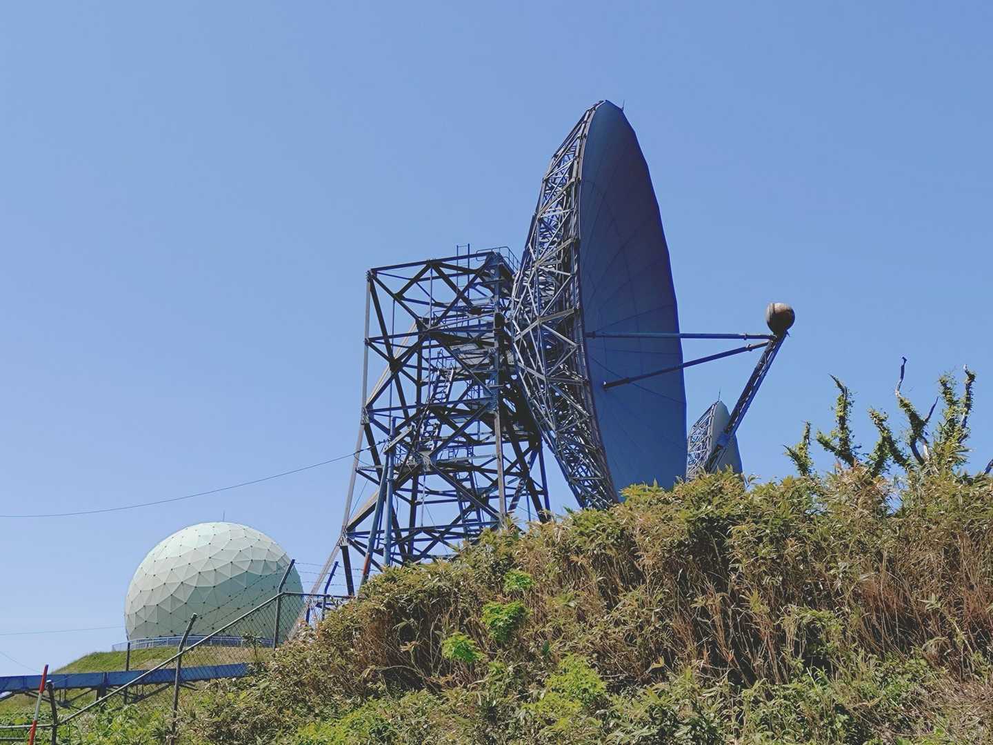 自衛隊のレーダーの側を通って