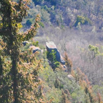 絶壁に立つ座禅岩　怖くて渡れません。答えは手前の岩から飛び移るそうです。😱