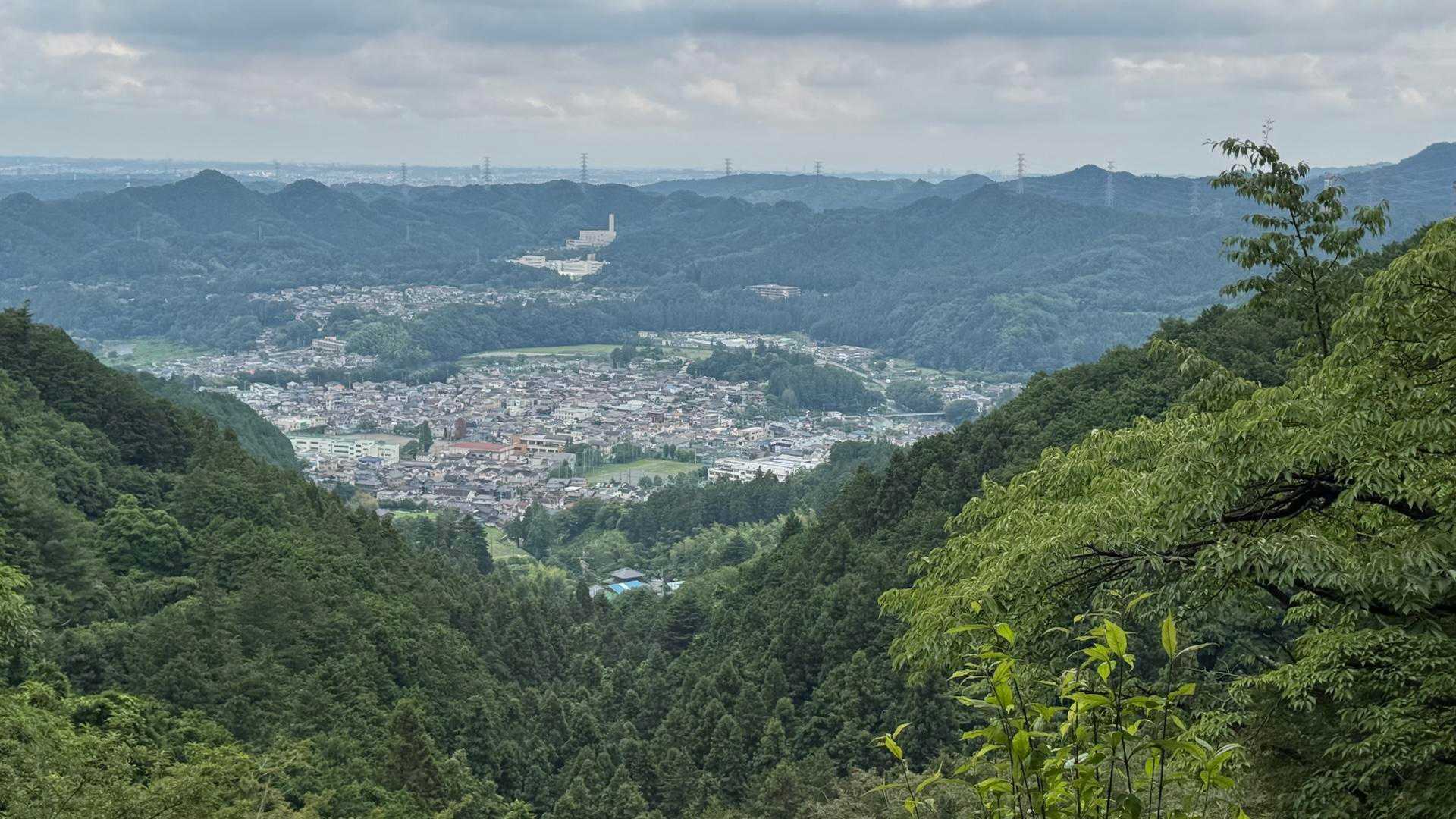 山に囲まれるこの感じ、鎌倉と似てる