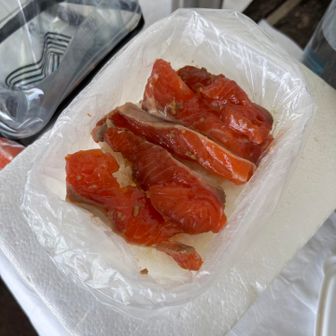 冷やご飯が硬すぎて、顎がだるい😭
サーモンは美味しいけど、米が…カチカチ
数日前の胃カメラ検査で痛めた喉に、さらなるダメージ💔