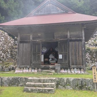 やっとこさ前鬼宿坊の小仲坊に着きました。
沢から上がってからの山登り(山歩き)が本当に本当にメチャクチャしんどくて死にそうでした…(汗

けど、小仲坊に辿り着いたら何故かさっきまでの疲れが一気に吹き飛んだ！
護摩行も見れたし、女将さん(？)にも優しく接して頂いて小仲坊でパワー貰えました！！！

こっから車までは舗装された下り坂やし、足取り軽く行けましたよ♪

復帰戦(リハビリ)無事終了！
本当にアウトドア(水遊び)って最高やね！！！
でも約1年ぶりの沢登りメチャ疲れた(苦笑