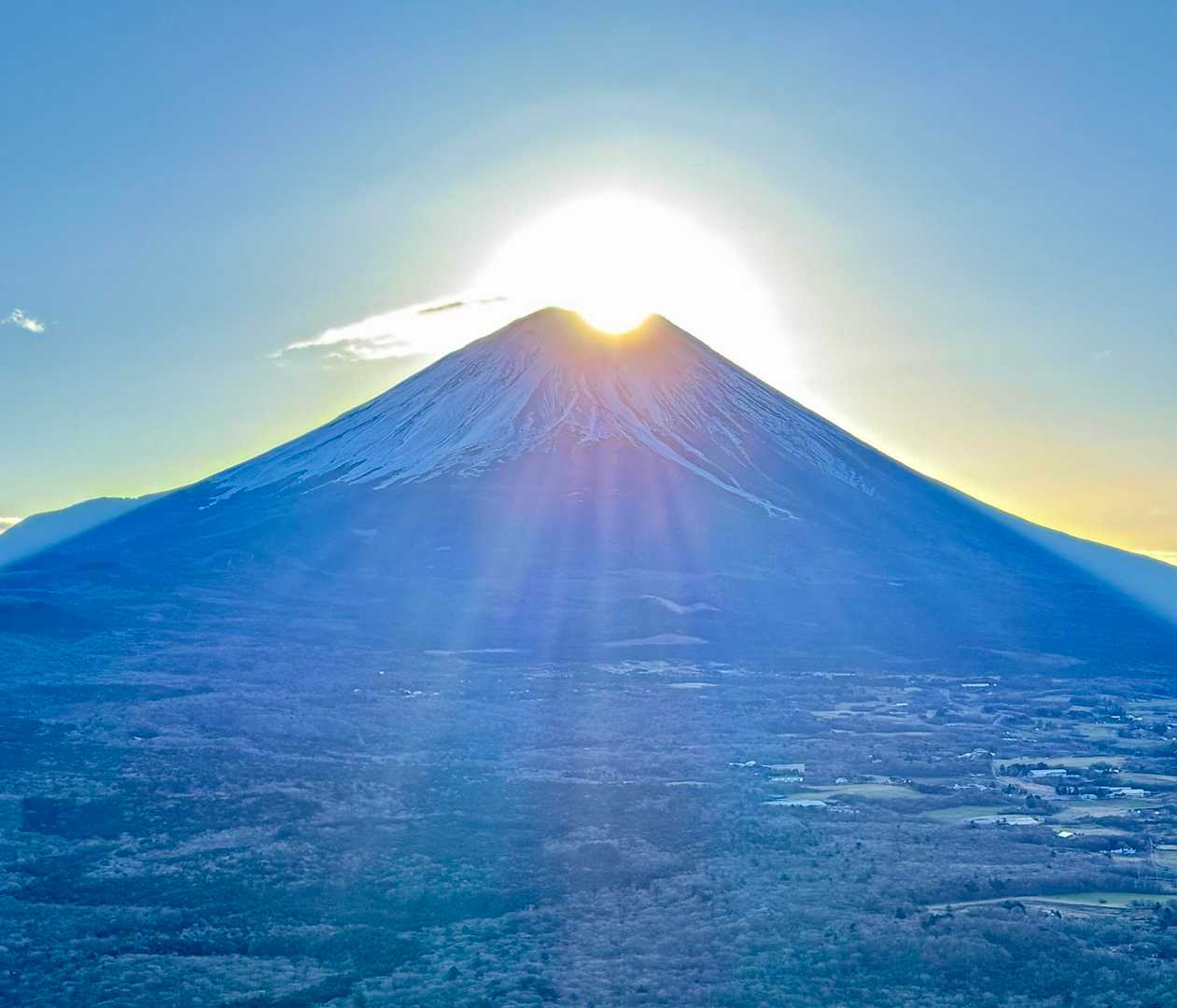 「ダイヤモンド富士」というのは富士山の山頂と太陽が重なる瞬間にダイヤモンドのように美しく光り輝く現象のことを言います💎💎💎

日本最高峰のダイヤモンド富士を眺めることができて最高でした〜🗻✨