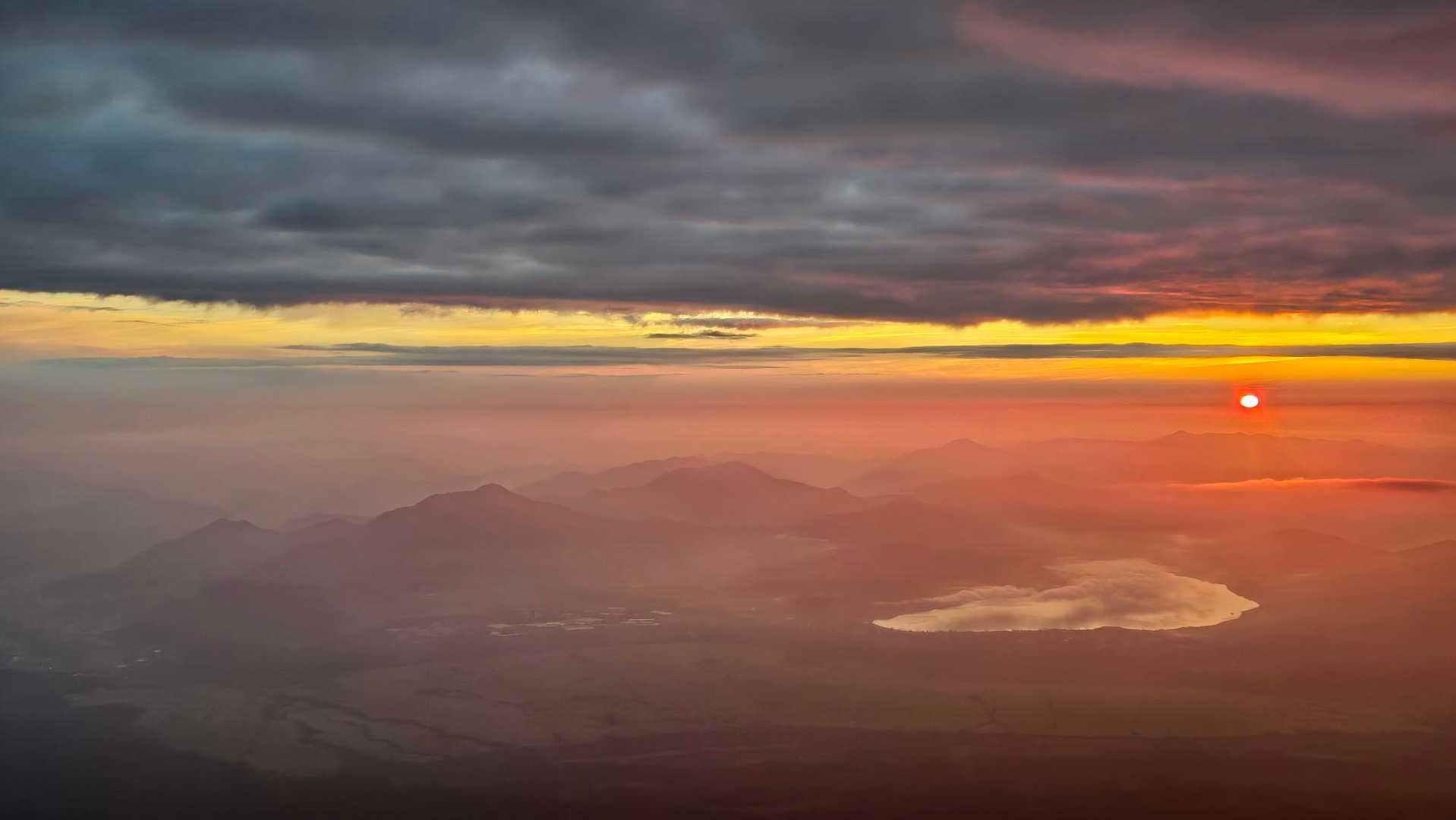 いわずと知れた日本一の高峰へ。山小屋が多く救護所もある人気ルートからの写真