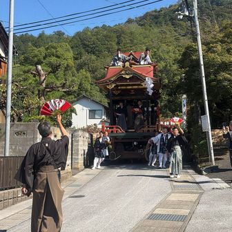 お山に向かって歩いてたらなにやら立派な山車が！！