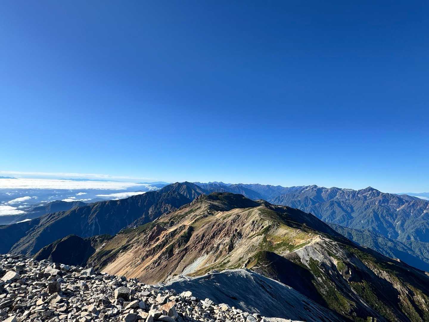 天狗山荘へ続く稜線🤔
どうしようかなぁー🤔🤔🤔
今日はあまり足が動かないんだよなー🫠
このまま不帰ノ嶮に突っ込むの不安🫨