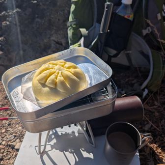 本日の山メシ。紀文の中華まんカレー。メスティンで蒸して熱々をいただきました。