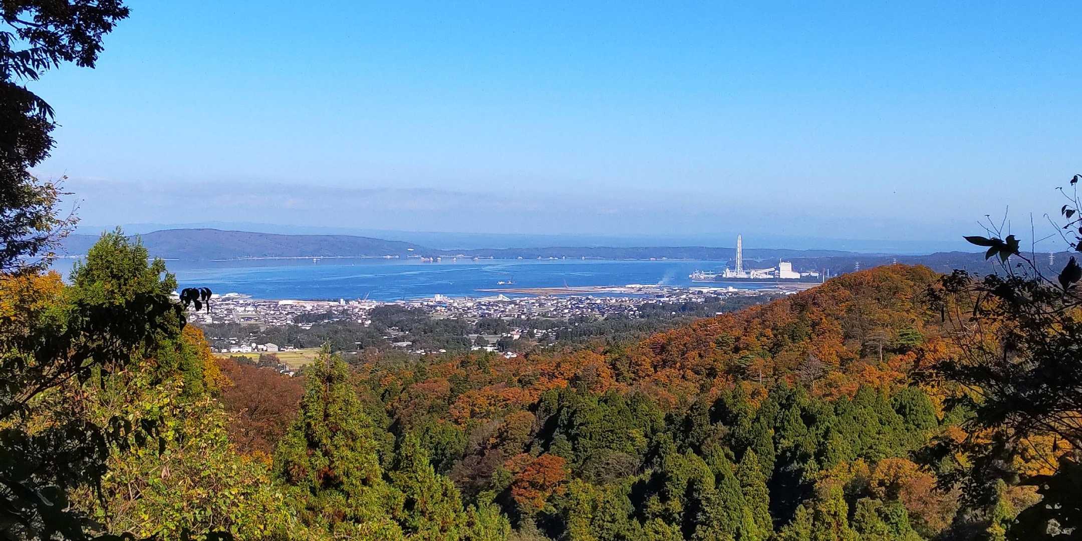 七尾湾と能登島、煙突は火力発電所