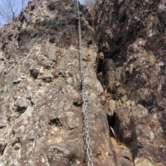 妙義山の縦走路で難所と言われるところは、無理に足場を探そうと思わず、握力、腕力で強引に降りると思っておけば、かえって思い切りいける！数メートル踏ん張れば、多少の足場や一時休憩スペースはあるので、辛抱して突破！