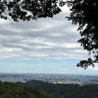 稲荷山の山頂からの景色、台風一過で遠くまで見渡せた