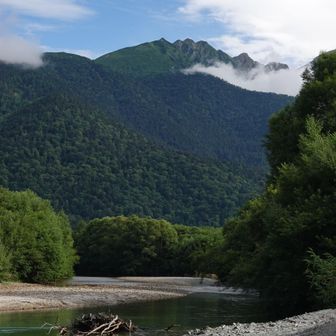 散策路で梓川沿いを登って行きます。丸山、西穂独標など奥穂高岳へ続く峰々もはっきり見えていました。