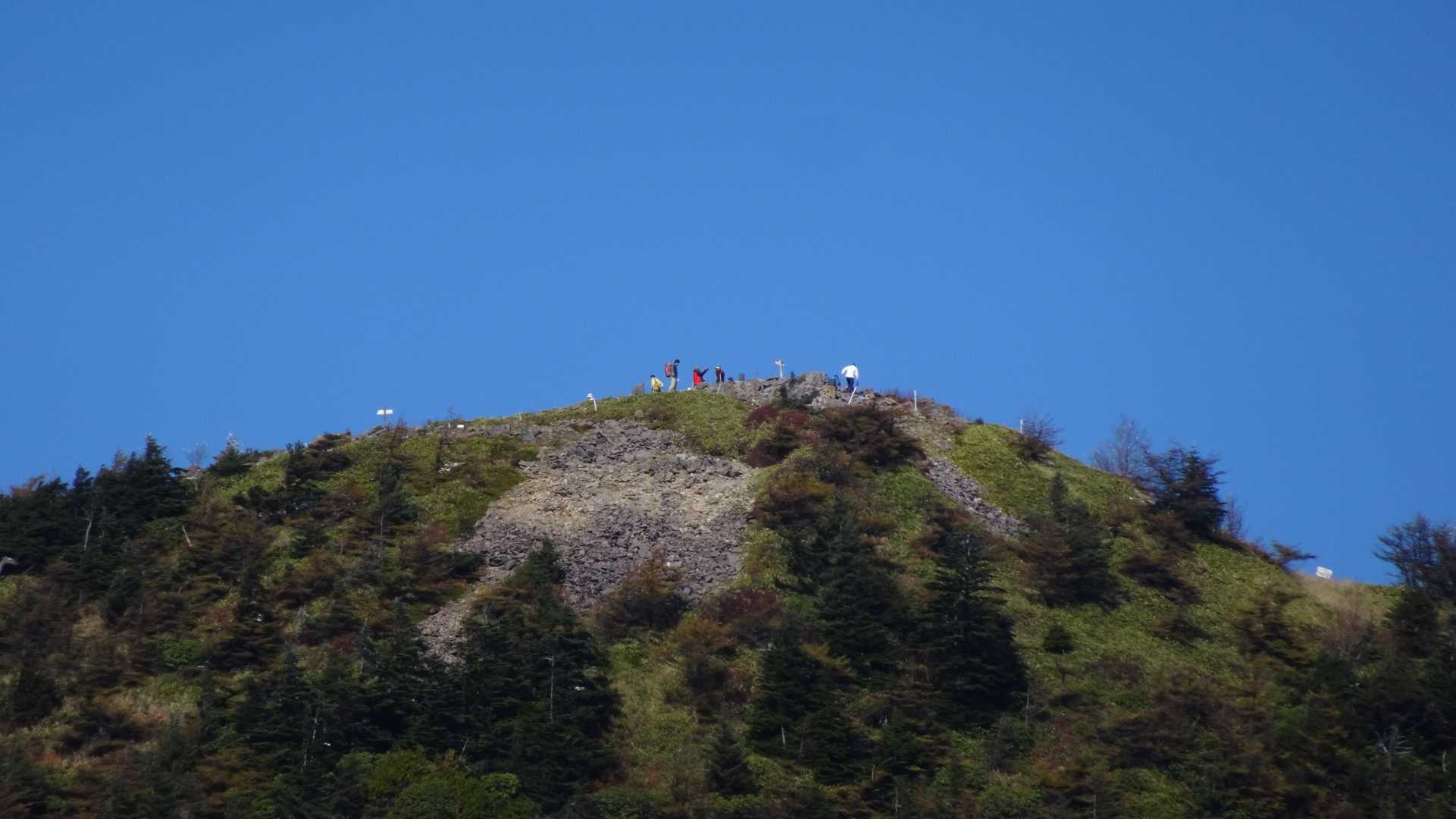 東篭ノ登山の山頂の人達が見えます
