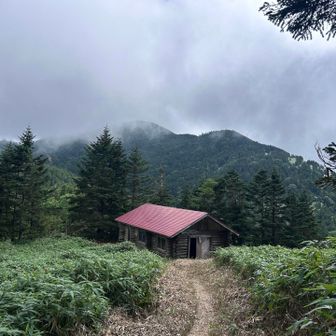 安平路避難小屋🛖と後ろに安平路山
見えてきました😃