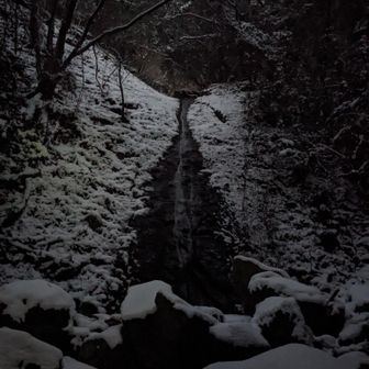 オウネンの滝はぜんぜん凍ってない