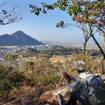 志段見山にもベンチがありました。絶景を見ながら約30分程休憩しました。
今回は嫁さんの膝痛が発生しない対策として、小まめな靴ひもの結び直しを意識しました。結果、靴ひも対策が功を奏したのかは分かりませんが、最後まで無事に歩ききれました。
