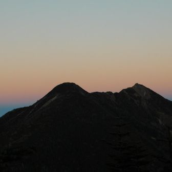 　ビーナスベルト(地球の影)に佇む女峰〜帝釈の吊尾根
　ラジオでマイケル・ジャクソン特集やっている。こんなにも沢山歌があったのか…ラストはマン・イン・ザ・ミラー
♬I'm starting with the man in the mirror!♪
　mam in the mirrorは鏡に映る者、つまりは自分のこと
🎶I'm asking him to change the ways?♫
　やっぱMJ凄いわ！