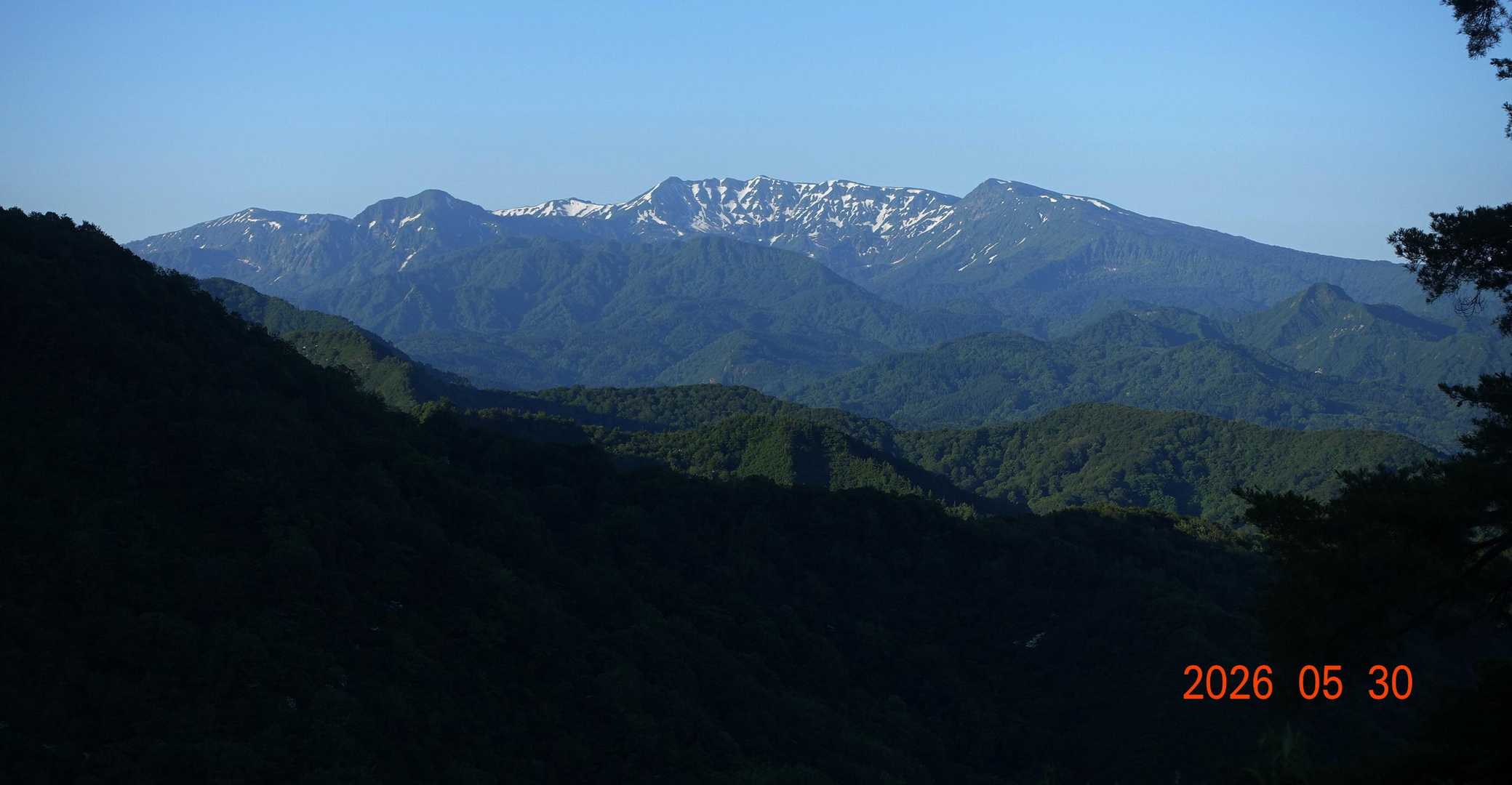 粟ヶ岳往復 | 変化に富む山道を歩く新潟中越の象徴、佐渡・能登を見渡す頂の写真