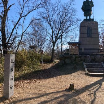 続百名城の飯盛城址　楠正行公像