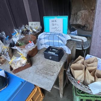 藤野から陣馬山登山口までの道には、いくつか直売所があります。
ジャガイモとオクラが100円と格安だったので買っていきました。登山前なのにザックが重い。