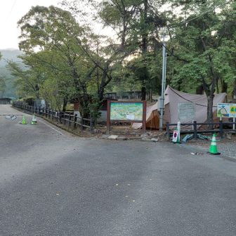 一本松公園最奥の駐車場の横です（駐車場はこの左です）。ここから正面奥方向に進みます。
なお、この右方向の草ケ谷ダム付近は宇美町の水源として「立入禁止」です。元々はここから右方向に進むのが、だごしゃん道への取付きだったのですが行けませんので迂回します（後述）。 当然ここから河原谷へも行けません。大つららの時期は、ここの立入禁止を知ってか知らずか侵入する人があとを絶たないのですが、心ある登山者は絶対に立ち入らないようにしましょう。