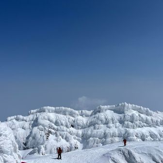 山頂からの七高山