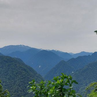 ここから登りますが いきなり急登 続き  白馬岳が見えます