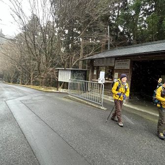 横川中堂の入場券売り場の横に休憩所が有り　一声かけて　風も避けてゆっくり昼食させてもらいました
