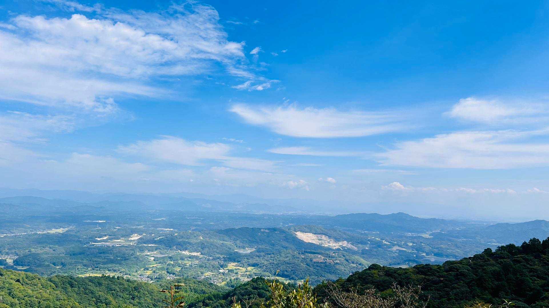七峰台まで戻ってきたら、青空が広がってきました
  ╰(*´︶`*)╯

こちらの温度計🌡、1時間前に通った時は26度でしたが、青空の下では34度へ( ˊᵕˋ ;;;)

