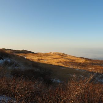 頂上台地
黄砂の影響か下界や遠景は霞んでます