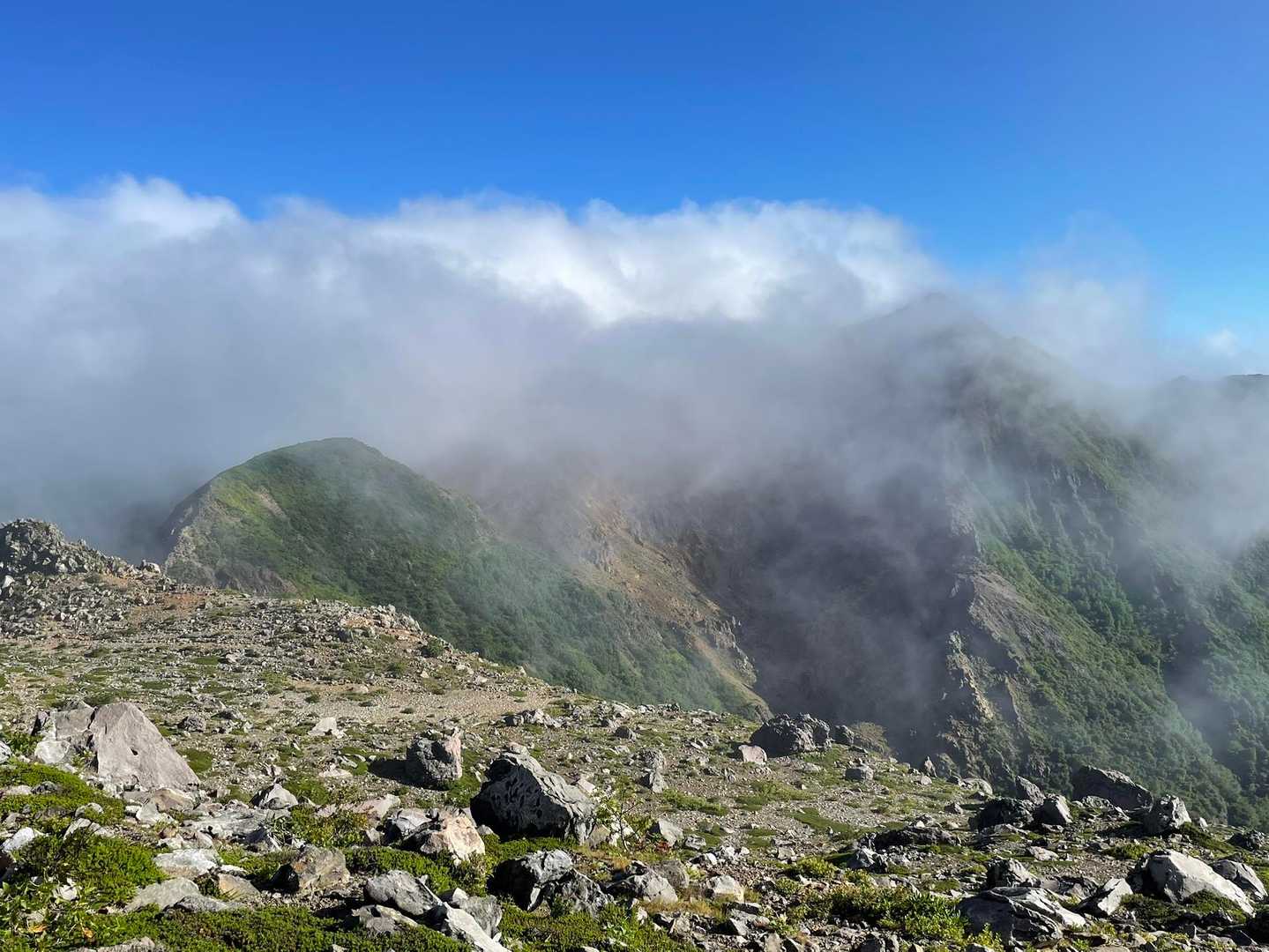 まだ朝日岳方向ガスかかってます☁️