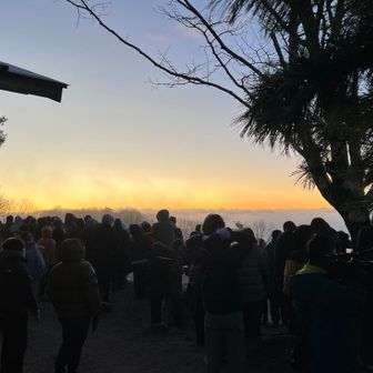 沢山の人たちがその時を待ちます