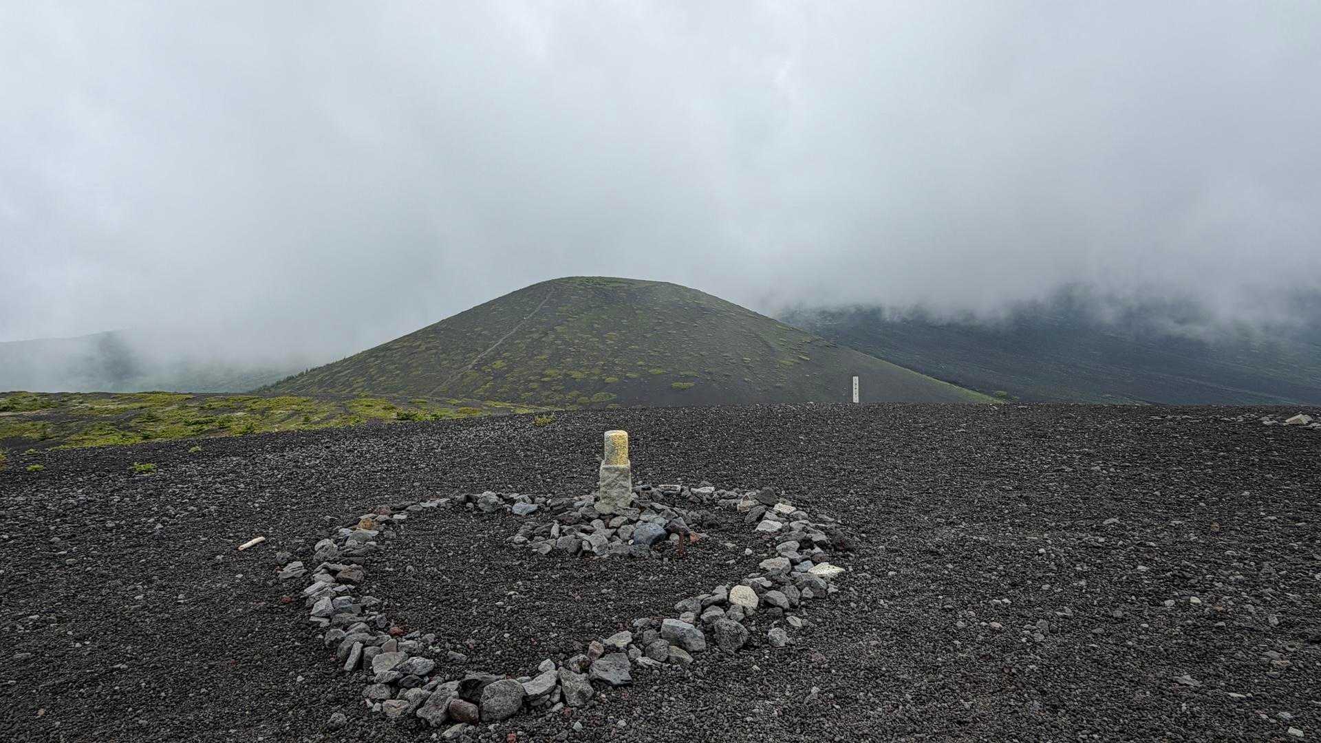 二ツ塚下塚山頂〜❣️
宝永山も富士山🗻も恥ずかしがっています🤭