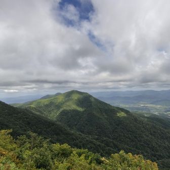 槍ヶ峰（八合目）からは中蒜山、下蒜山も見えます。