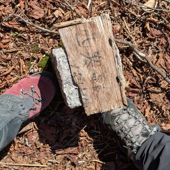 西寒峰頂上、標高1518m。女性の3人グループがオヤツ休憩されてました🍬寒峰頂上でもお会いして、熊🐻の話題他、楽しくお話ししました🎶