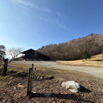 和佐又山ヒュッテ
こっちの有料駐車場🅿️にも1台もなし
貸切り確定😊👍