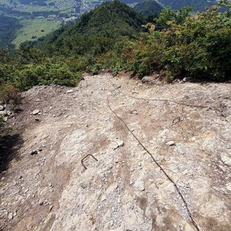 下山開始。
最初はザレ場の急降。
脚を滑らせないよう注意です。