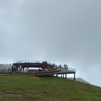 山頂にあるCafé 360に寄ります