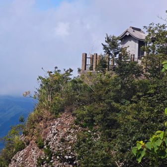 山頂から男体山の祠が見えます。本当に崖の上( ´艸｀)