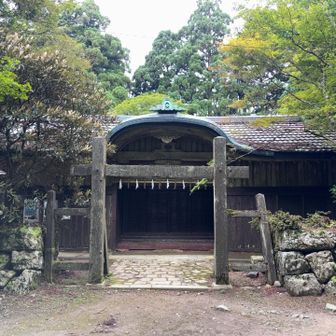 隣におられた方が、この建屋が明智光秀が『敵は本能寺にあり』との言葉を発した場所だと教えてくれました🧐
宮司さんがおっしゃってたみたいです🙋🏻‍♂️
私、歴史にうといのでわからないです🙂‍↔️