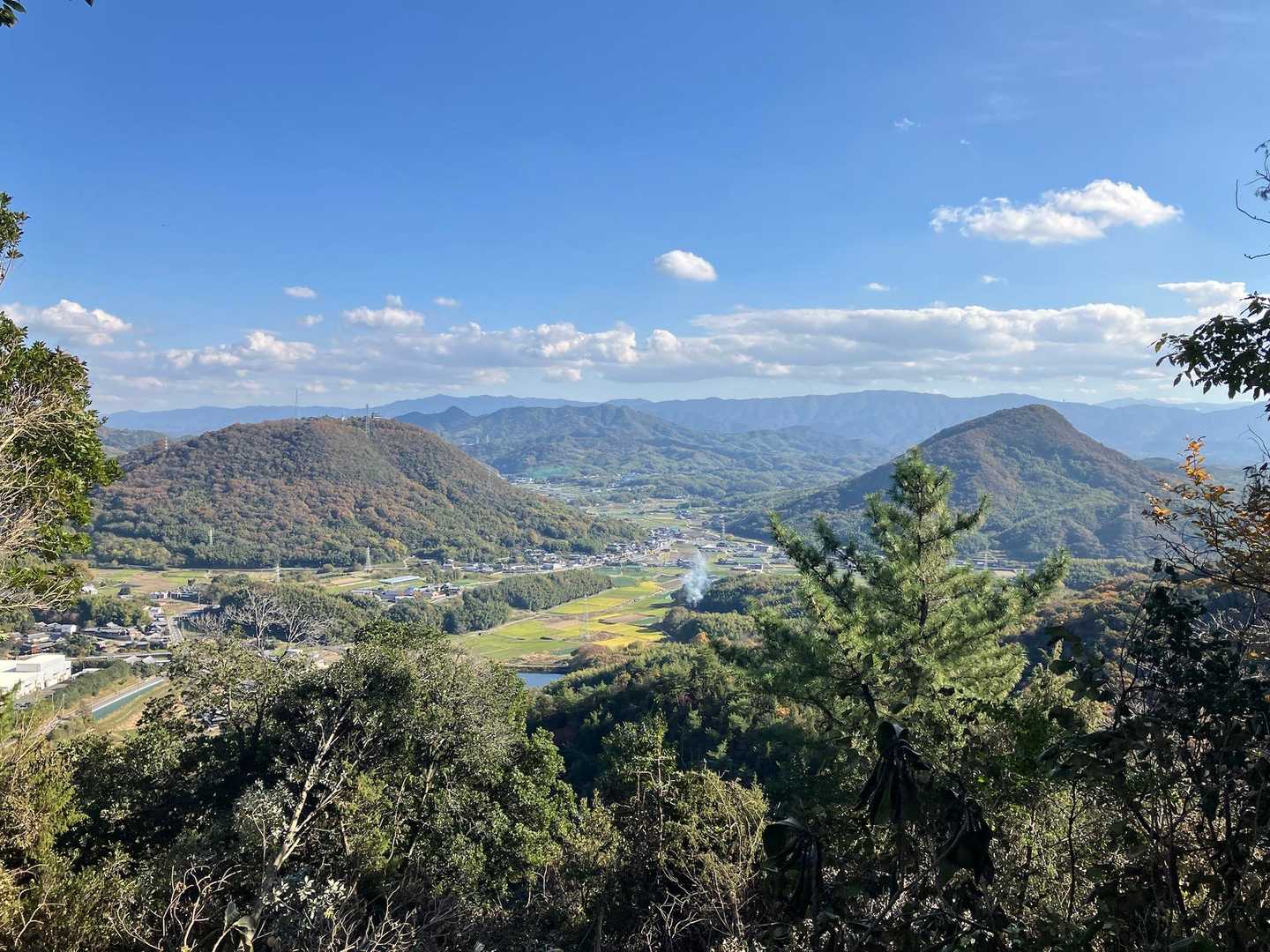 左は朝日山、右は傾山