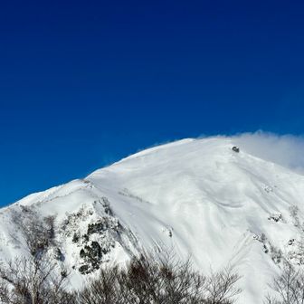 左端登山道から上がっていくラッセル部隊が見えてます
あれ…行くのかな…行った先で吹っ飛んでしまう未来だけ見えるな…