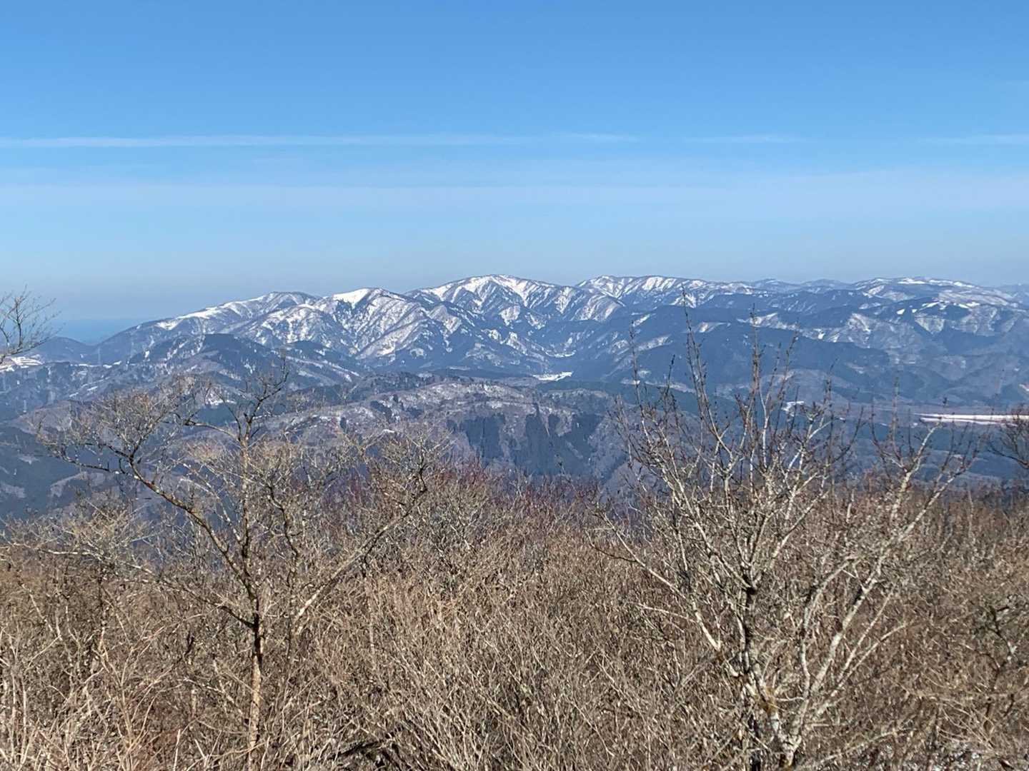 武奈ヶ嶽、三重嶽、その奥には高島最高峰の大御影山。雪のあるうちに、このあたりも歩いてみたい。