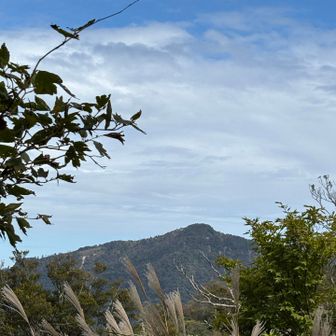 英彦山南岳の裏に英彦山上宮の屋根がかすかに見えてる