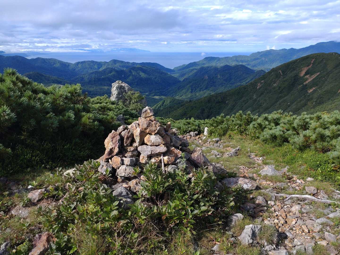 ケルン
奥は狩場山！

いつも直立の🦆夫さん思い出してウケる🤣