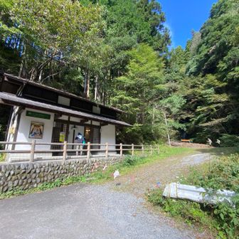 そのトイレと右手の滝