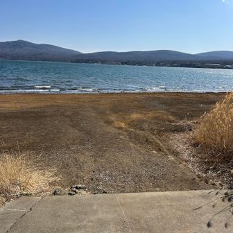 山中湖沿いの舗装路に出ましたが、山中湖のほとりに出れる所を見つけ、吸い寄せられかのように湖の方へ行っちゃいました😂
海なし県民の私は水辺にどうしても惹かれちゃいます🤣