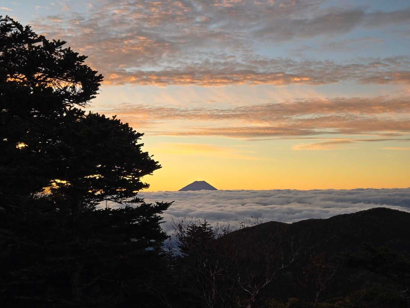 やはり砂払岳には間に合いそうもなく意気消沈していたら、岩山の上に人の気配…最高の眺めとのことで、早速ご一緒させてもらった！