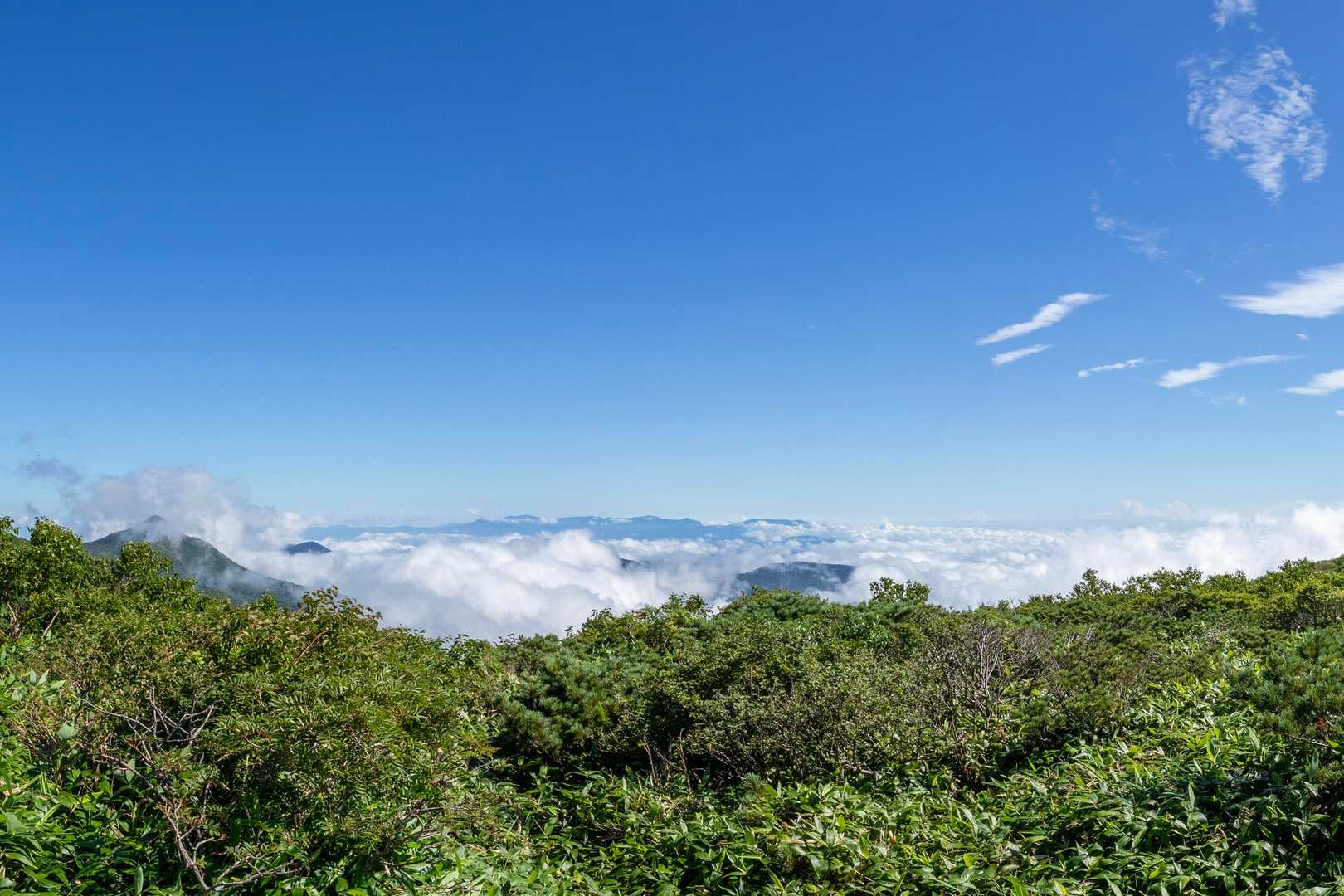 会津の山々
中央やや左の▲は磐梯山か？