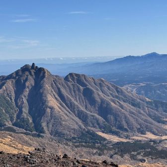 今日は根子岳のシルエットがクッキリ。山頂の槍が象徴的です。