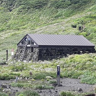 頂上近くの避難小屋