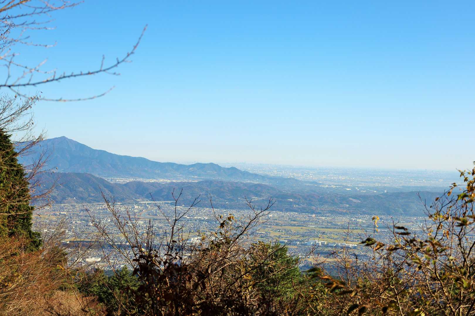 背後には大山や街並みの展望。